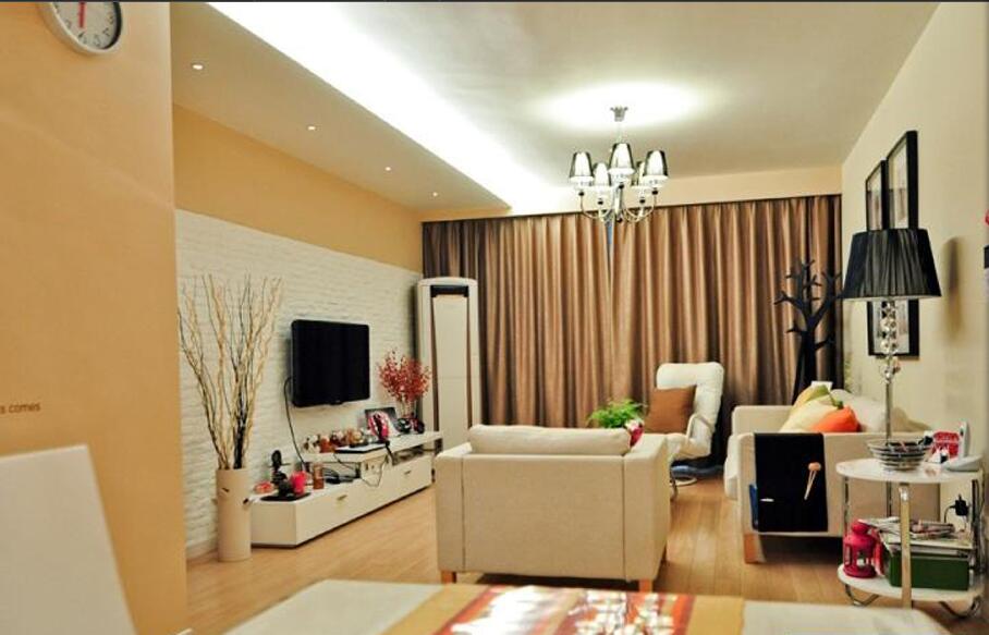 长治潞鼎国际40平米客厅U形沙发椅咖啡色窗帘白色砖墙电视墙效果图